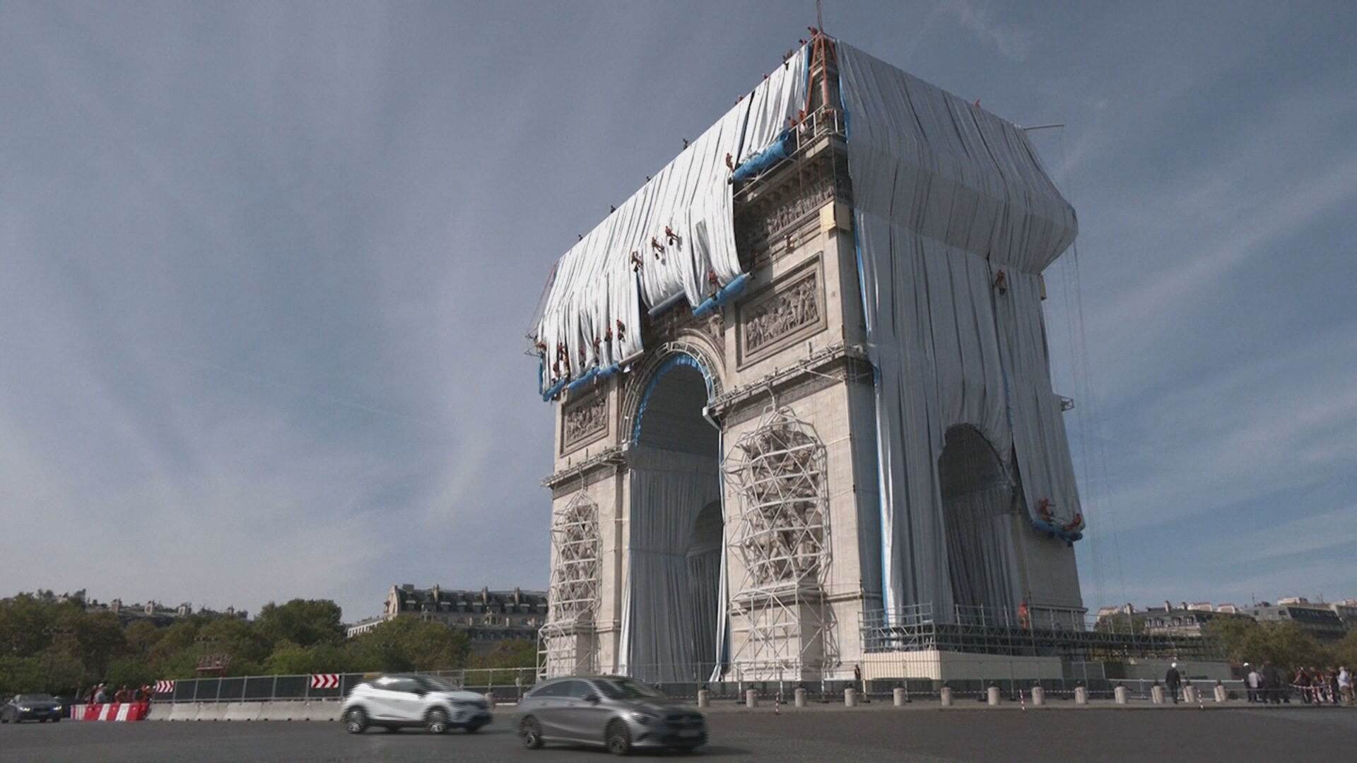 Arco do Triunfo de Paris é embrulhado com pano em instalação artística / Reprodução/CNN Brasil (13.set.2021))