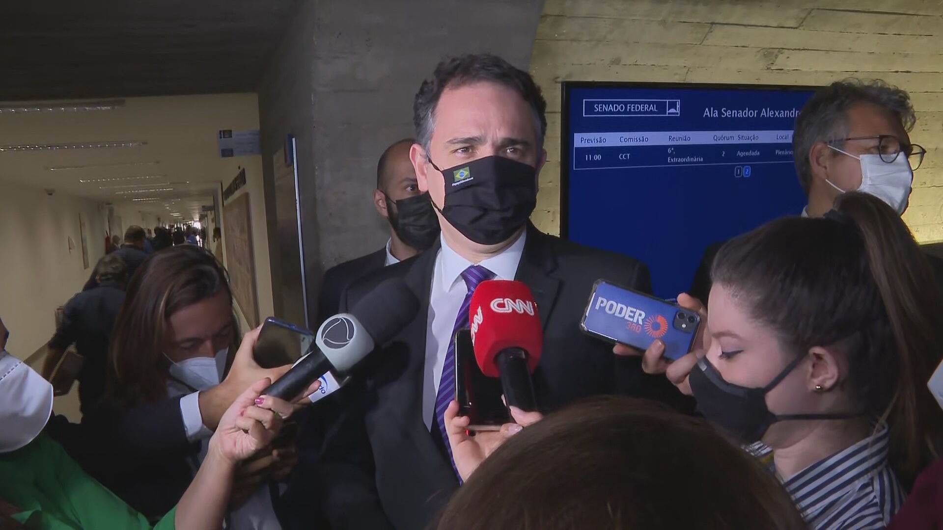 O presidente do Senado, Rodrigo Pacheco, em conversa com jornalistas