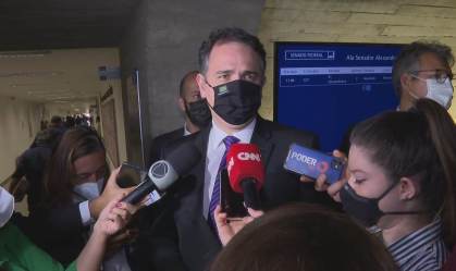 O presidente do Senado, Rodrigo Pacheco, em conversa com jornalistas