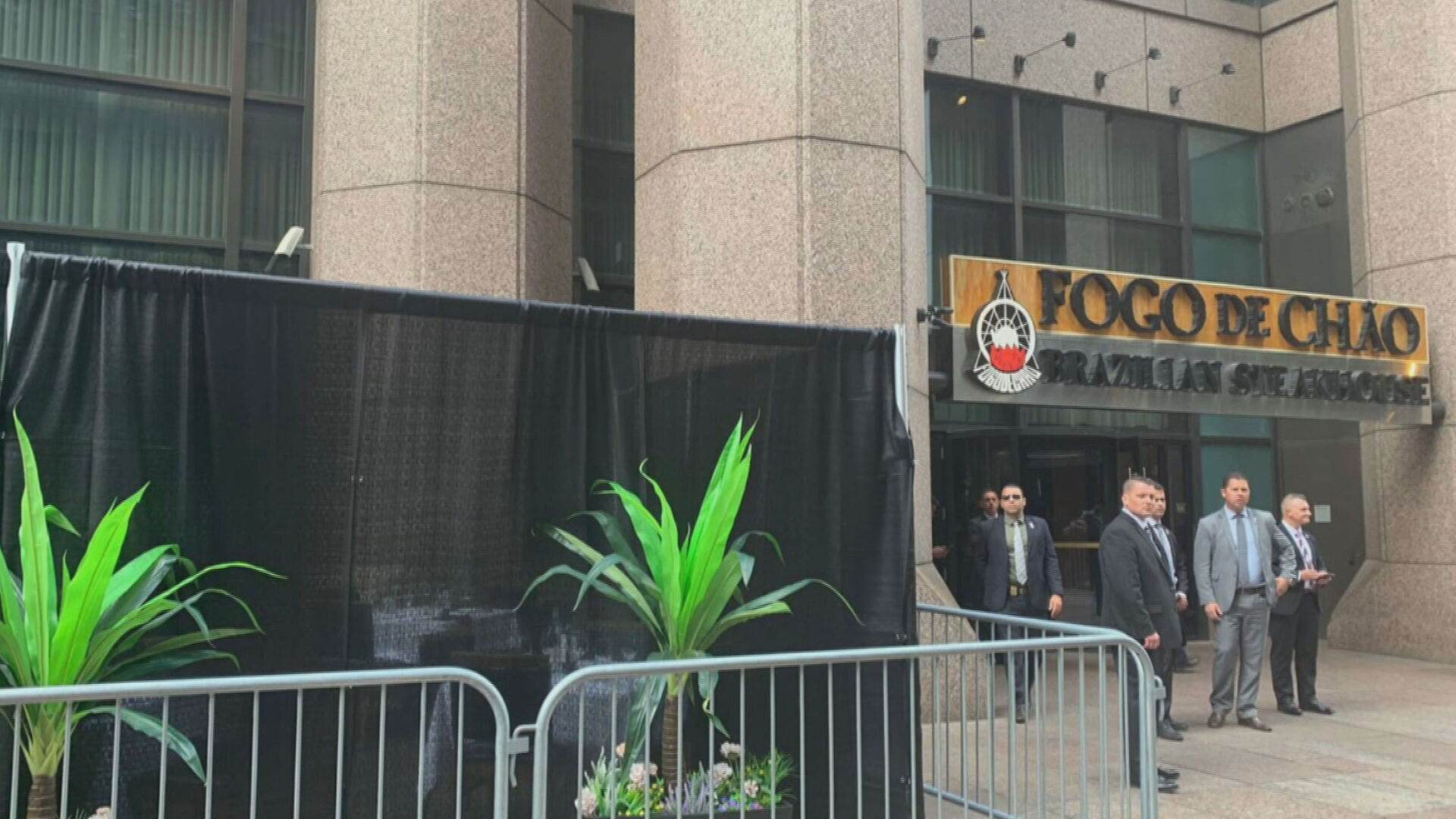 Estrutura montada por churrascaria em Nova York para receber o presidente Jair Bolsonaro (20.set.2021) / Reprodução / CNN