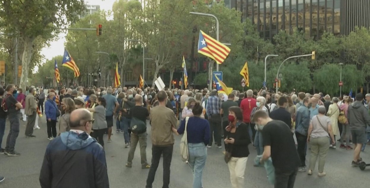 Manifestantes se reúnem em frente ao tribunal com bandeiras da Catalunha