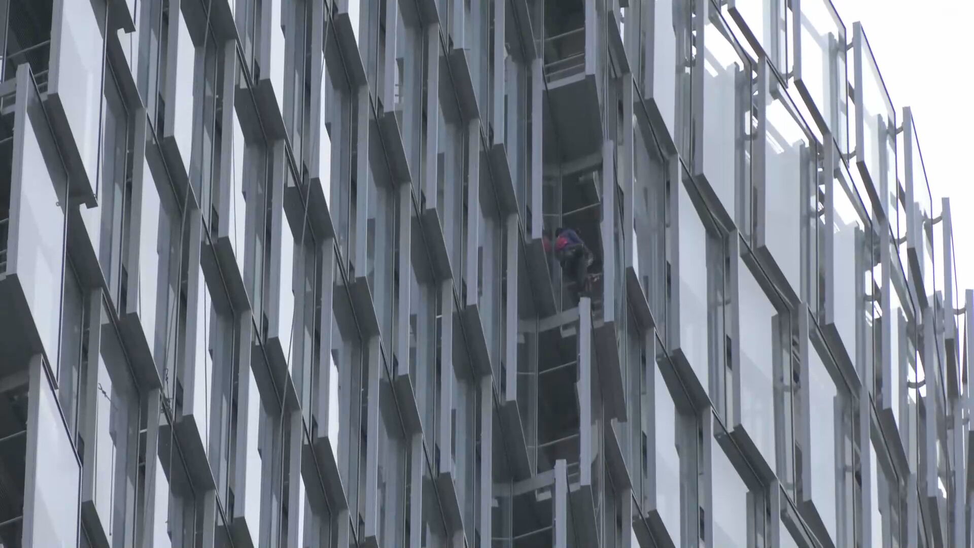 'Homem-aranha' francês escala prédio em Paris sem equipamentos de segurança