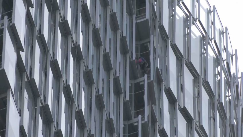 'Homem-aranha' francês escala prédio em Paris sem equipamentos de segurança / Reprodução/CNN Brasil (24.set.2021))