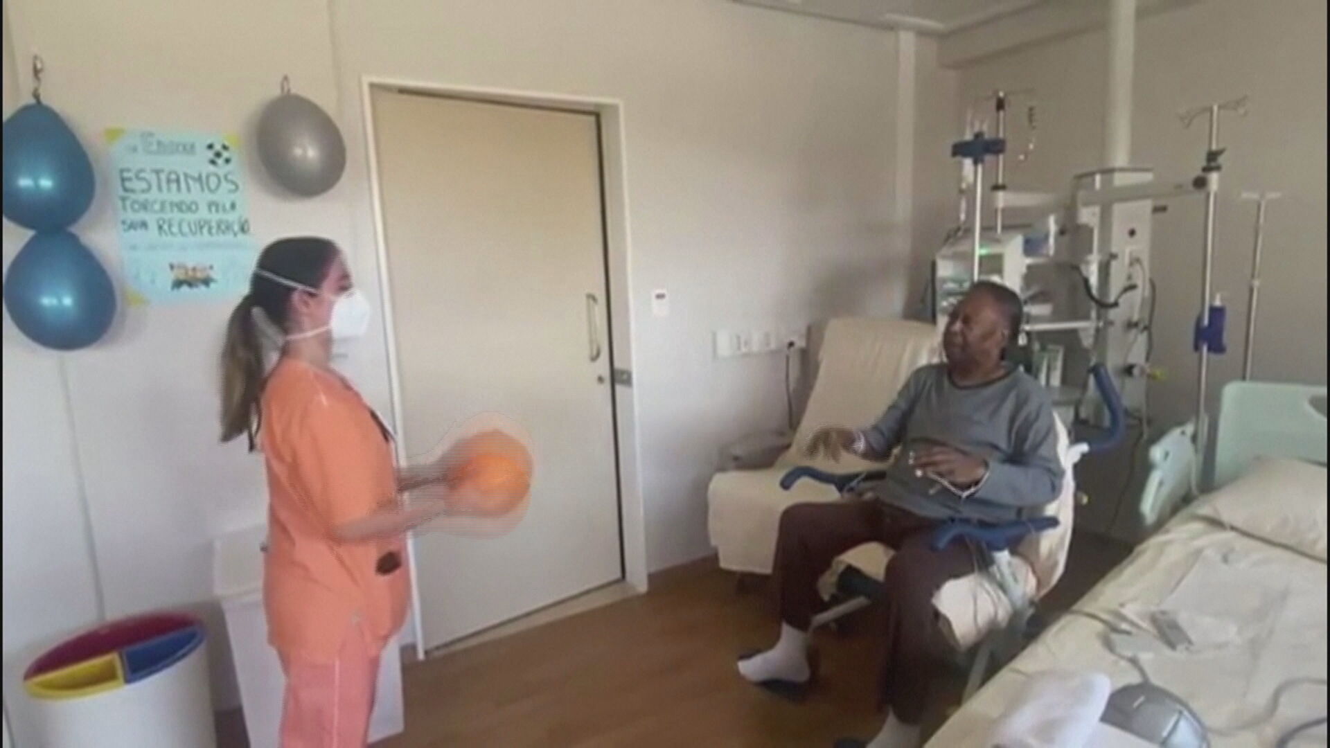 Pelé faz fisioterapia com bola e posta recuperação