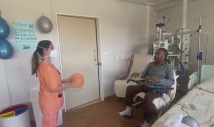Pelé faz fisioterapia com bola e brinca sobre volta aos gramados
