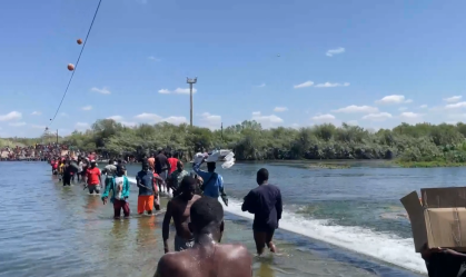 Milhares de imigrantes haitianos tentam cruzar a fronteira dos EUA com o México