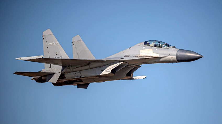 Caça chinês J-16, do Exército de Libertação do Povo, voa sobre zona de defesa aérea de Taiwan / Ministério da Defesa de Taiwan