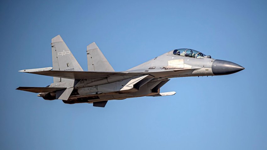 Caça chinês J-16, do Exército de Libertação do Povo, voa sobre zona de defesa aérea de Taiwan / Ministério da Defesa de Taiwan