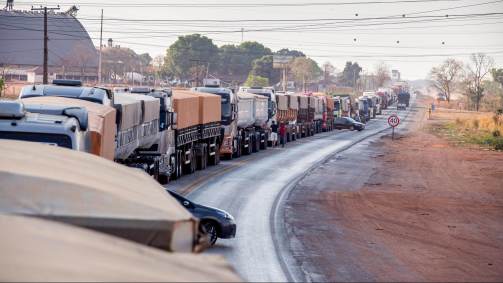 Caminhoneiros fazem paralisação em estradas que dão acesso ao estado do Mato Grosso na quarta-feira (8)