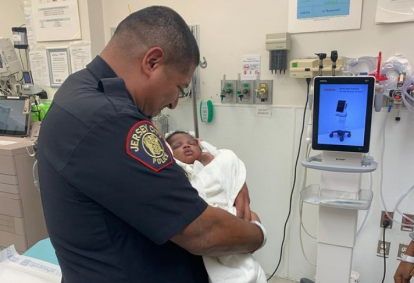 Bebê de um mês foi segurado pelo policial depois de ser lançado pela janela