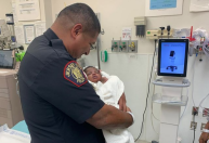 Policial pega bebê jogado de uma varanda no 2º andar nos EUA