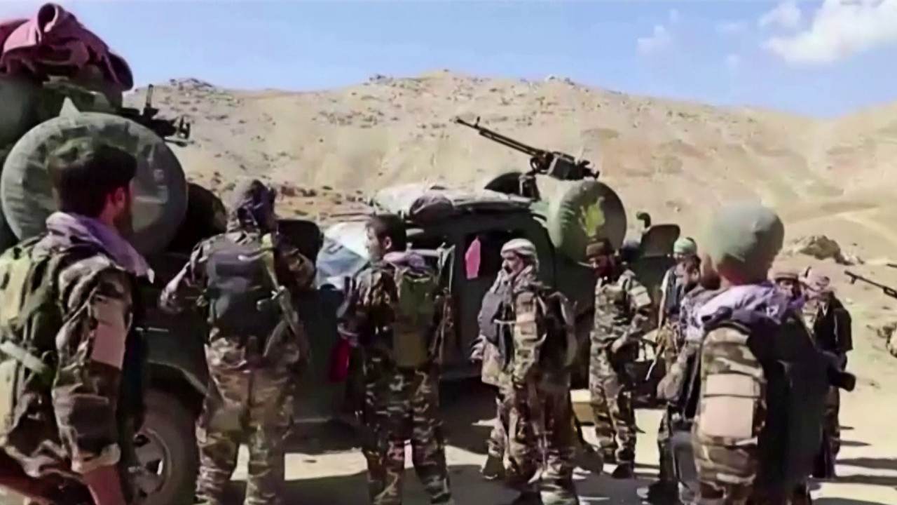 Combatentes da Frente de Resistência Nacional no Afeganistão patrulham Vale do Panjshir