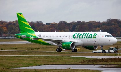 Avião pousa forçado na Indonésia após criança tentar abrir saída de emergência