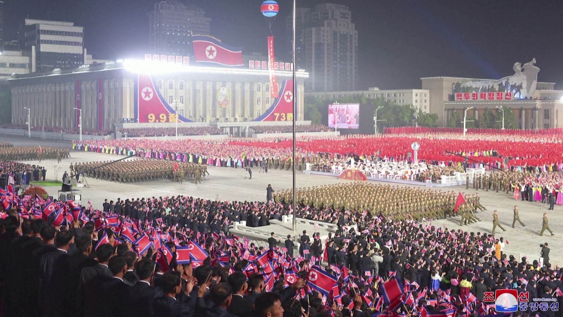 Desfile de soldados norte-coreanos durante celebração do 73º aniversário do país / KCNA via Reuters