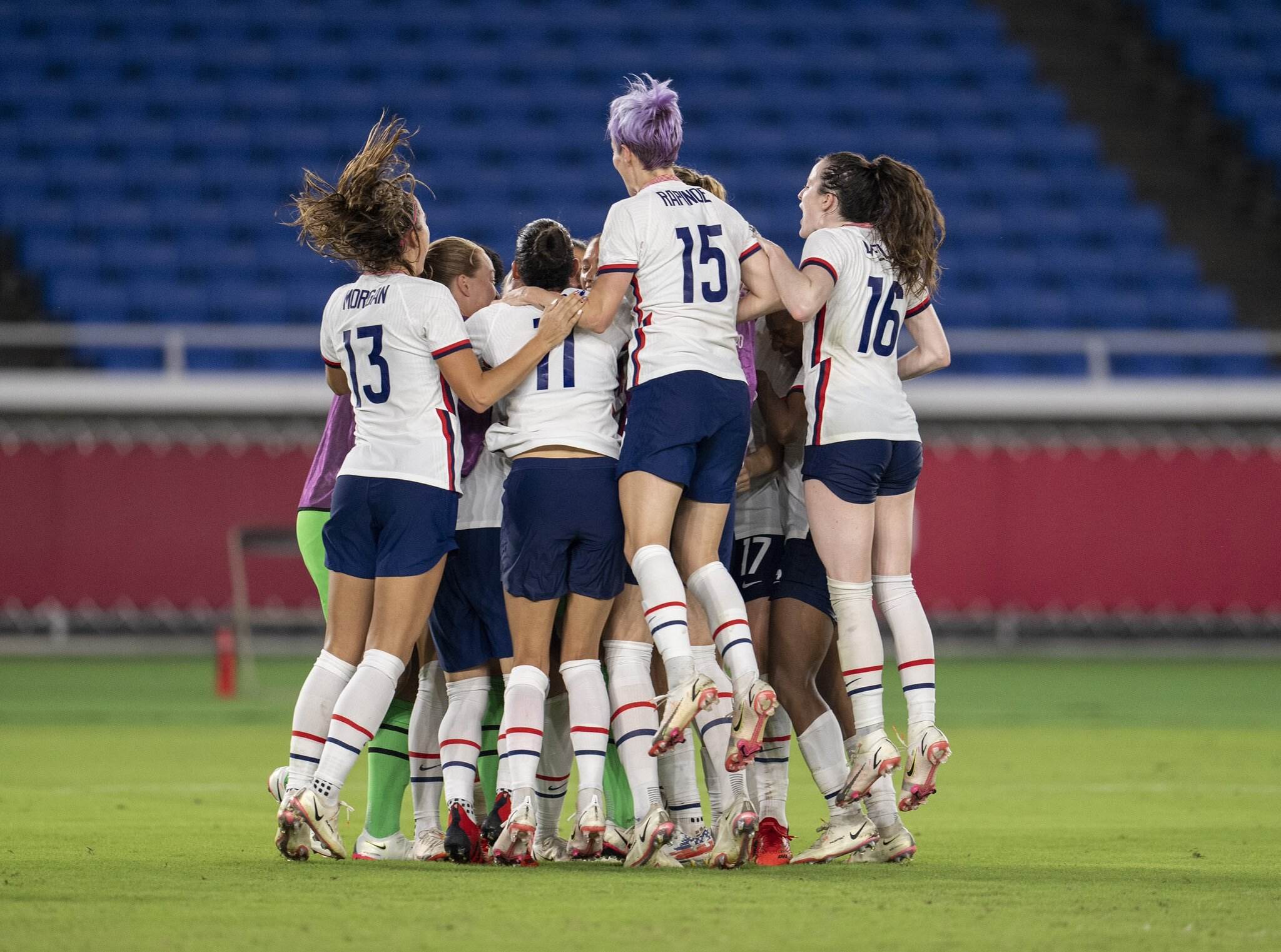 Jogadores de futebol homens e mulheres terão contratos igualitários nos EUA