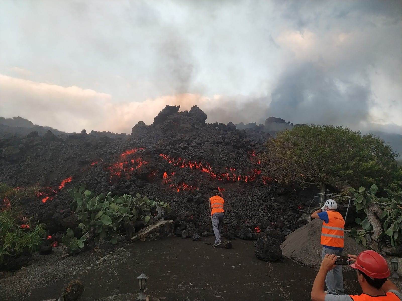 Equipes coletam amostras para análise de rochas / Instituto Volcanológico de Canarias