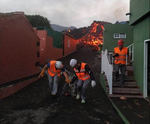 Equipes coletam amostras para análise de rochas / Instituto Volcanológico de Canarias