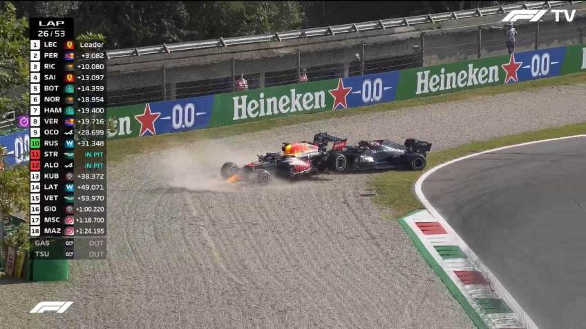 Hamilton e Verstappen na brita. Ambos abandonaram corrida na segunda volta / Reprodução/F1TV