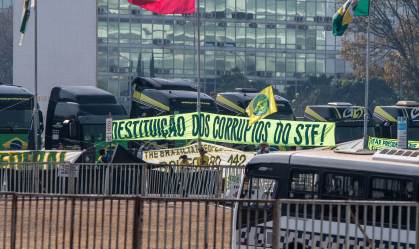 MANIFESTANTES CONTINUAM OCUPANDO ESPLANADA