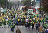 Atos pró e contra o governo ocorrem em clima pacífico