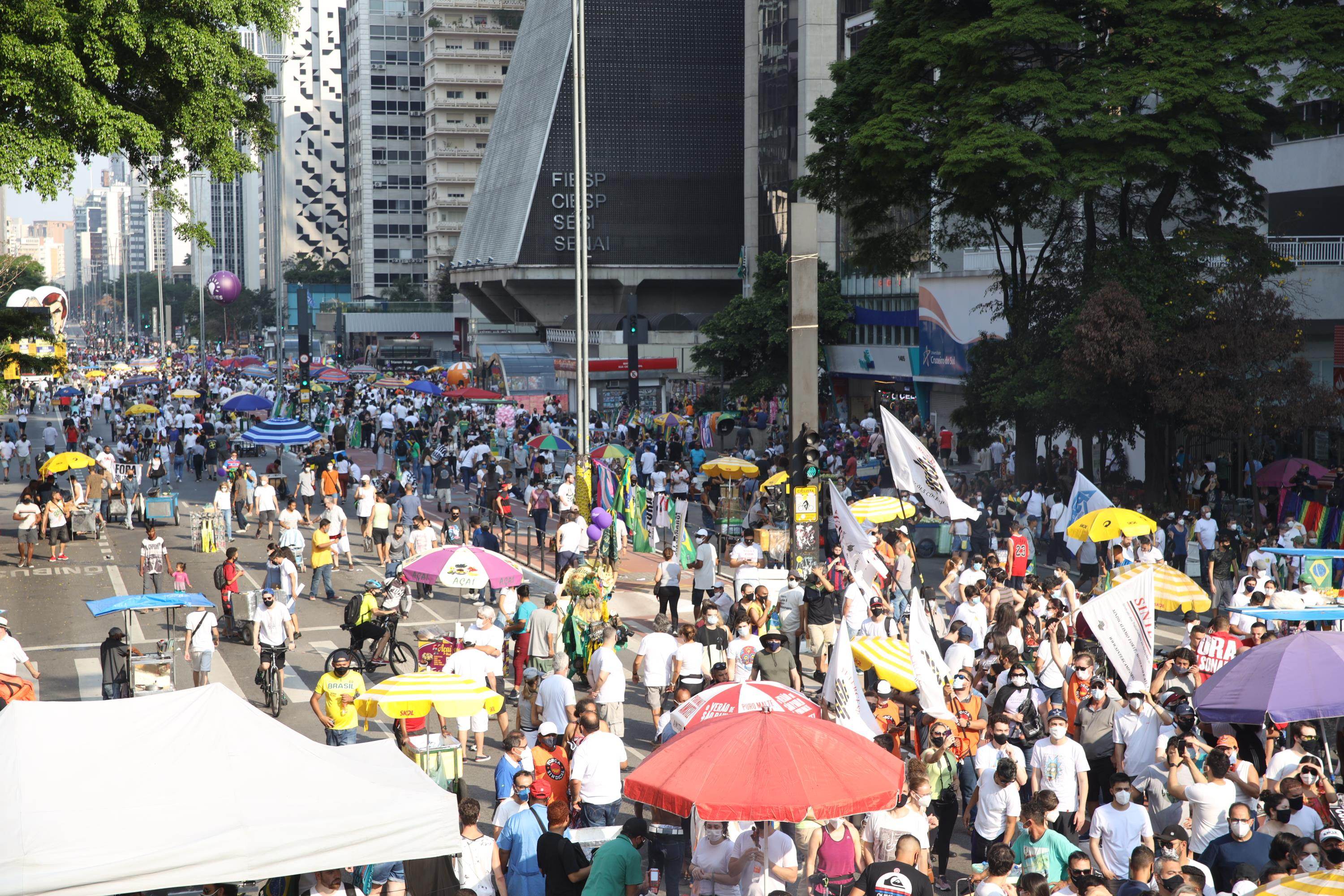 Manifestantes participam de protesto contra Jair Bolsonaro na avenida Paulista