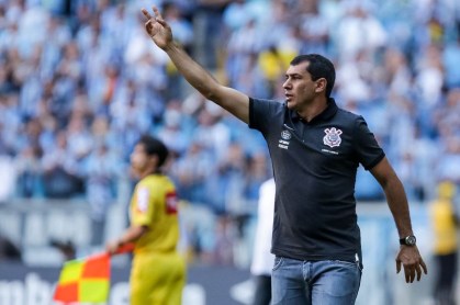 Fábio Carille com a camisa do Corinthians em 2019