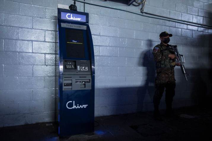 El Salvador, 4 de setembro: soldado protege caixa eletrônico da empresa "Chivo" pouco antes da introdução do bitcoin como meio de pagamento no país / Víctor Peña / picture alliance via Getty Images