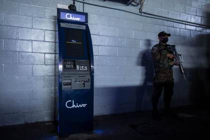 El Salvador, 4 de setembro: soldado protege caixa eletrônico da empresa "Chivo" pouco antes da introdução do bitcoin como meio de pagamento no país
