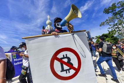 El Salvador, 7 de setembro de 2021: manifestante segura faixa anti-bitcoin durante protesto contra a adoção da moeda como legal pelo governo