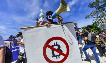 El Salvador, 7 de setembro de 2021: manifestante segura faixa anti-bitcoin durante protesto contra a adoção da moeda como legal pelo governo