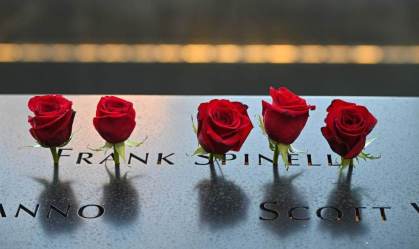 Rosas depositadas no nome de Frank Spinelli no memorial do 11 de Setembro, em Nova York