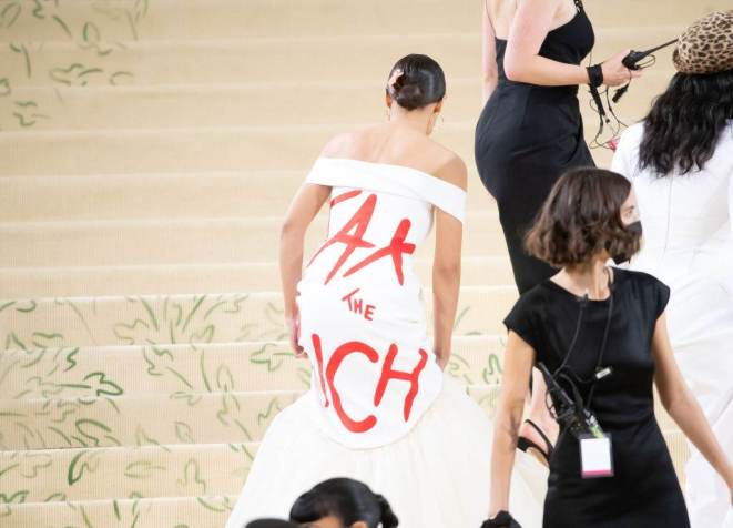 Alexandria Ocasio-Cortez chega ao Met Gala 2021 com mensagem política estampada em vestido: 'Taxem os ricos' / Getty Images