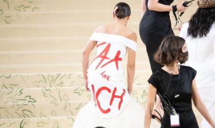Met Gala 2021: Alexandria Ocasio-Cortez defende 'taxar ricos' em vestido