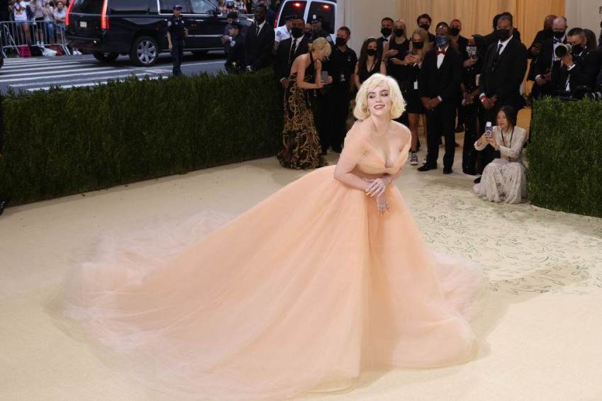 Billie Eilish no Met Gala 2021 com vestido assinado pelo estilista Oscar de la Renta • WireImage/Getty Images