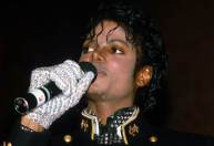 Luvas de Michael Jackson vão pagar vacinas contra Covid-19 na Guiné Equatorial