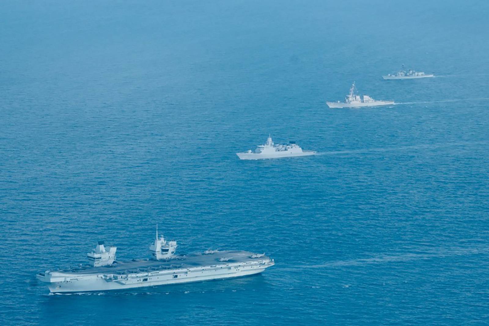HMS Queen Elizabeth, do Reino Unido, o HNLMS Evertsen, da Holanda, o USS The Sullivans, dos EUA e o HMS Kent navegam nas águas de Singapura / British High Comission Singapore