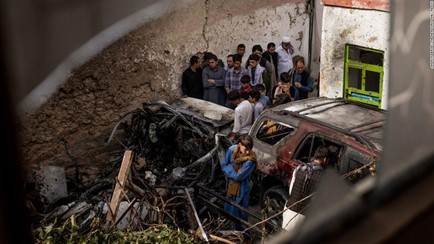 Parentes e vizinhos inspecionam os restos mortais do ataque do míssil Hellfire dos EUA em um complexo residencial em Cabul / Jim Huylebroek/The New York Times/Redux