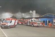 Incêndio causa colapso de estrutura de fábrica de sandálias em Brasília