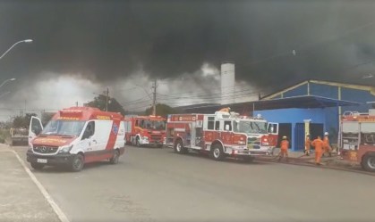 Incêndio causa colapso de estrutura de fábrica de sandálias em Brasília