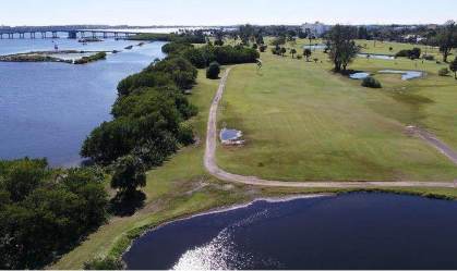 Avião militar cai nos EUA, danifica casas e deixa feridos, diz bombeiros