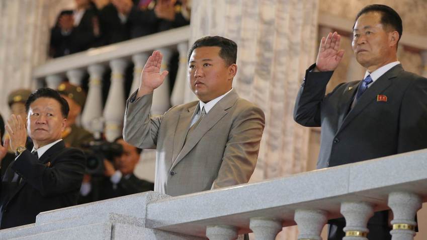 Líder da Coreia do Norte, Kim Jong Un, participa de desfile militar em Pyongyang / KCNA via REUTERS