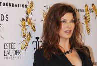 Linda Evangelista faz acordo com empresa de procedimento estético que a “desfigurou”