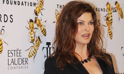 Linda Evangelista faz acordo com empresa de procedimento estético que a "desfigurou"