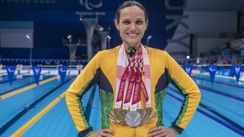 Maria Carolina Santiago com suas 6 medalhas conquistadas nos Jogos Paralímpicos de Tóquio