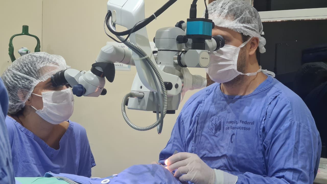 Médicos realizam transplante de córnea no hospital Bonsucesso, no Rio de Janeiro
