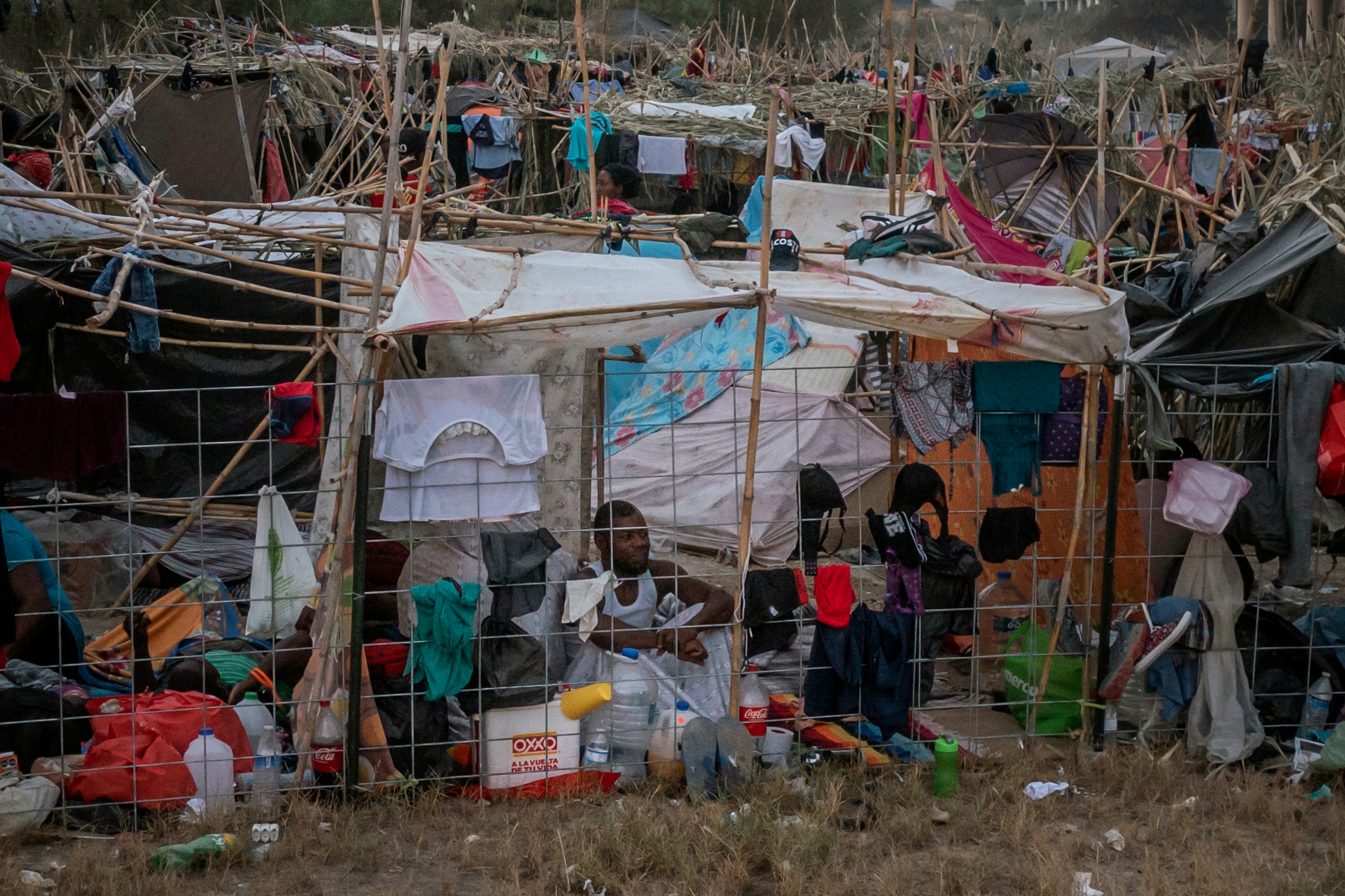 Migrantes em acampamento improvisado em Del Rio, no Texas