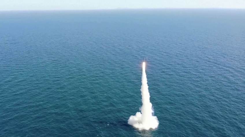Novo míssil balístico lançado de submarino submerso pela Coreia do Sul / Reuters