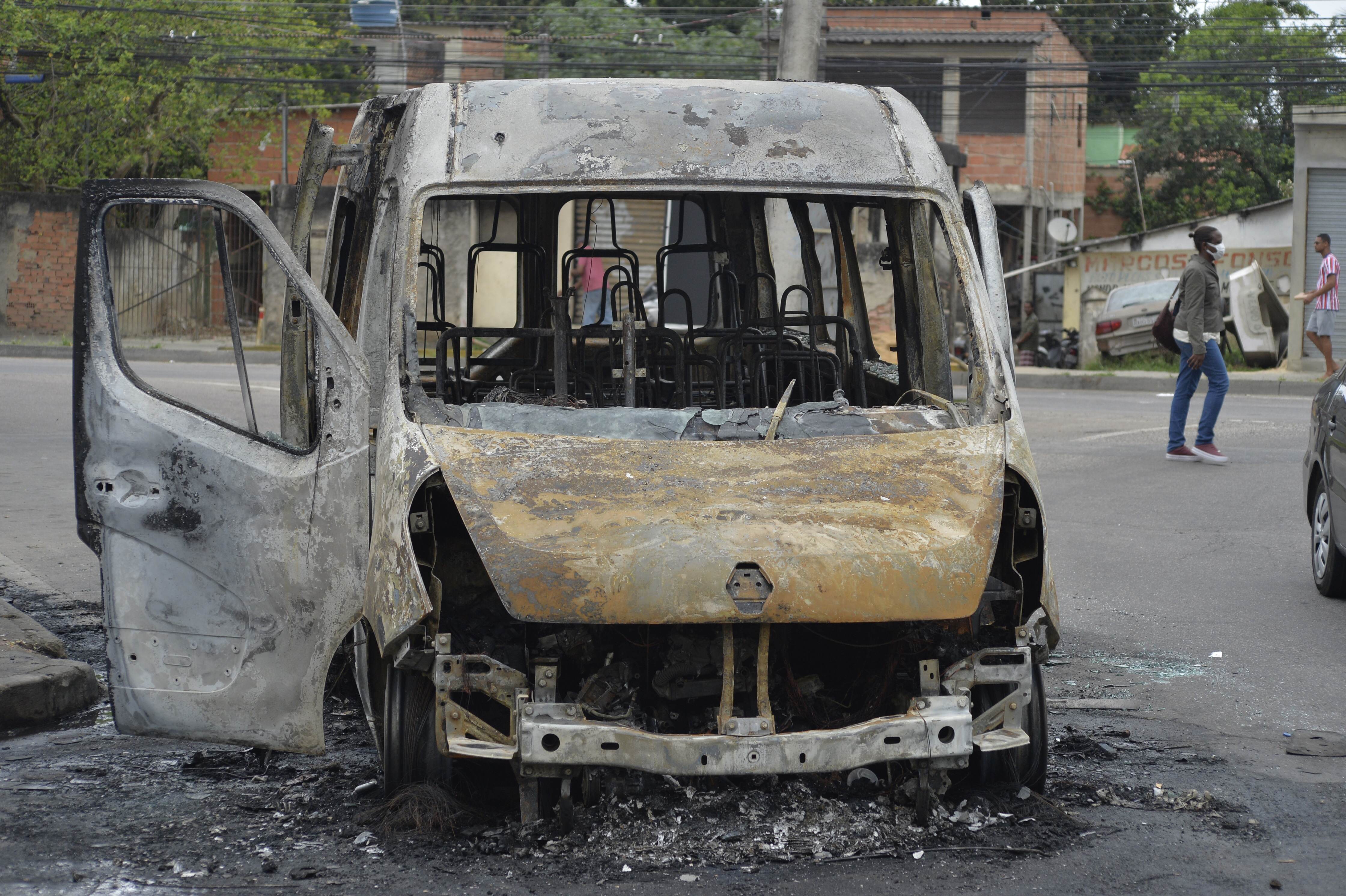GUERRA DA MILICIA NA ZONA OESTE DO RIO DEIXA VANS INCENDIADAS, NESTA QUINTA (16)