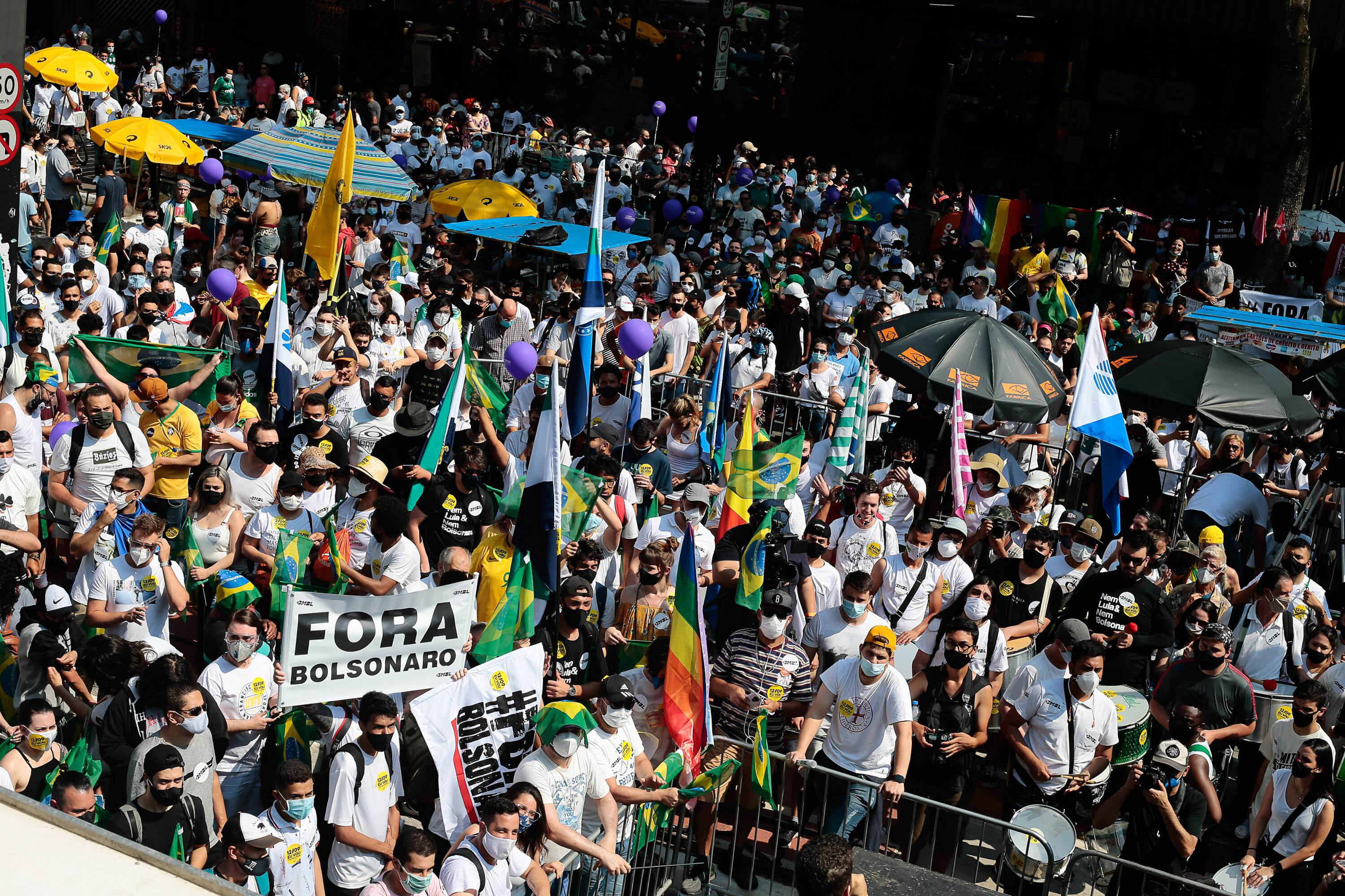 Manifestantes participam de protesto contra Jair Bolsonaro na avenida Paulista