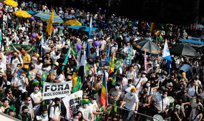 Manifestantes participam de protesto contra Jair Bolsonaro na avenida Paulista